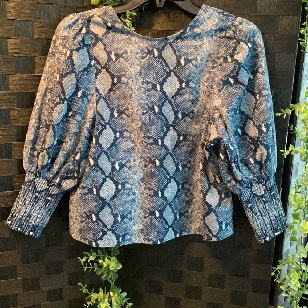 Stella & Dot Size XS blue reptile print crop top. NWOT. Button-up V-neck back.